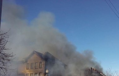 В Днепропетровске пылает двухэтажное здание