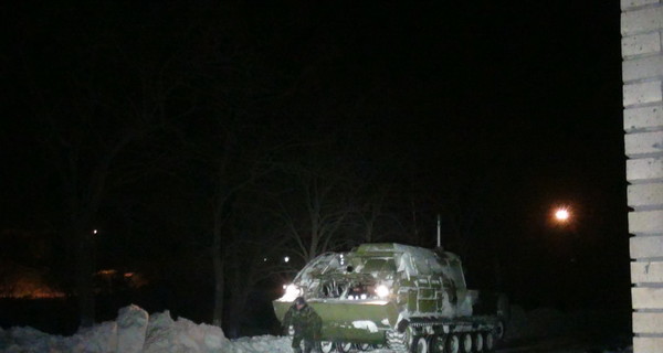 Будущих мам привозят в роддом на танках 