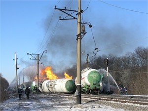 Под Донецком  спасатели поднимают упавшие цистерны с пропан-бутаном