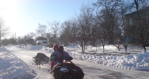 В Запорожской области мужчину из сугроба вытаскивали снегоходом