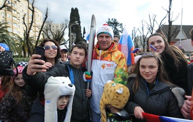 Бубка пронес олимпийский огонь по Адлеру 