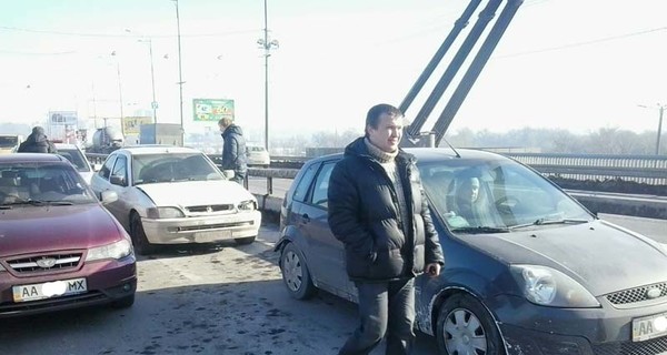 В Киеве на Московском мосту разбилось пять машин