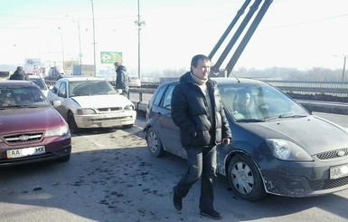 В Киеве на Московском мосту разбилось пять машин