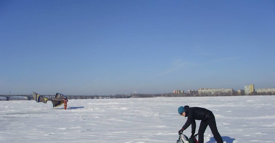 В городе оттепель: По дорогам - вплавь, а по Днепру - пешком