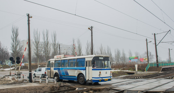 На запорожских переездах не хватает шлагбаумов 