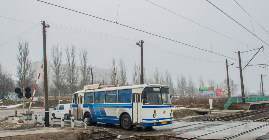 На запорожских переездах не хватает шлагбаумов 