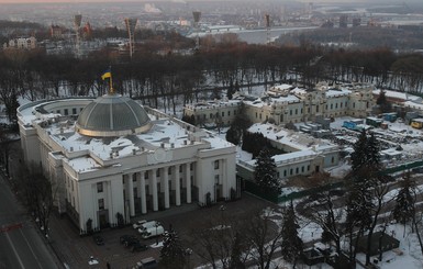 Раду защитили колючей проволокой