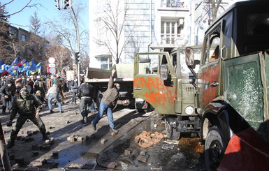 В стычке с митингующими пострадали солдаты внутренних войск