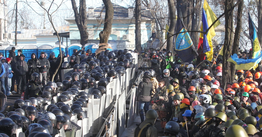 Митингующие взяли в плен сотрудников милиции