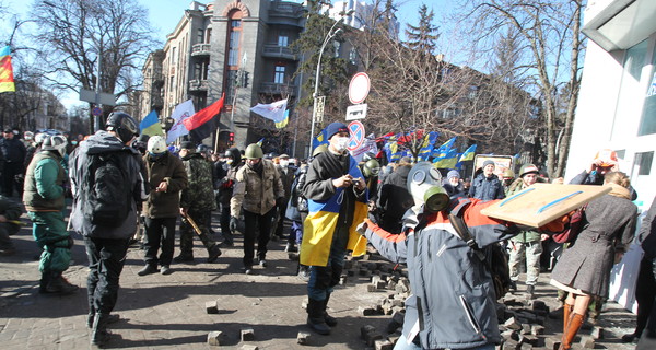 Штурмовики громят иномарки в правительственном квартале