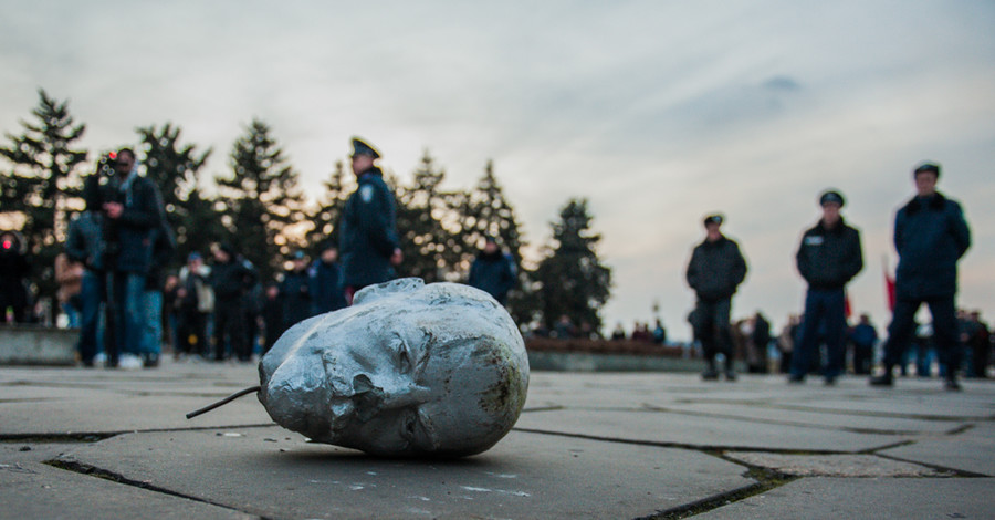 В Запорожье в митингующих под памятником Ленина стреляли