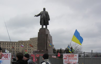 По всей области коммунисты спасают памятники Ленину 