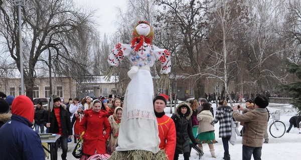 Масленица в городе: в Дубовке гулянья отменили, а в Конном театре постреляют из арбалетов 