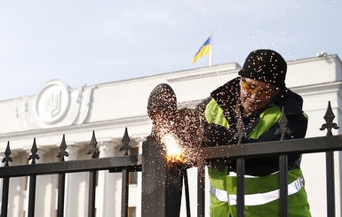 Возле Верховной Рады снесли забор [ВИДЕО]