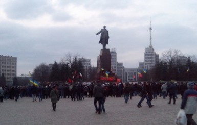 В Харькове защитники памятника Ленину пикетируют мэрию