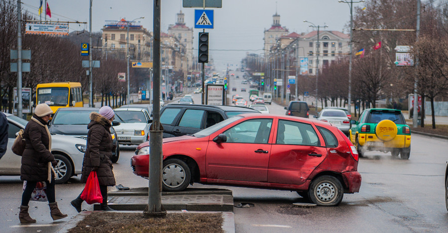 В центре Запорожья маршрутка попала в аварию