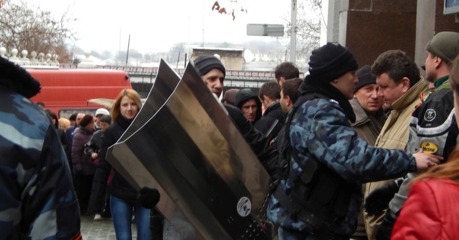 В Севастополь привезли милицейские щиты 