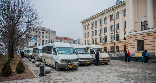 В Запорожье на забастовку вышли полсотни маршрутчиков