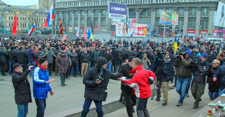 В Днепропетровске Антимайдан разгромил площадь Героев Майдана