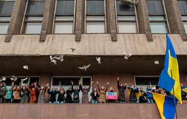 В мэрии признали новую власть, а обладминистрацию охраняют активисты самообороны