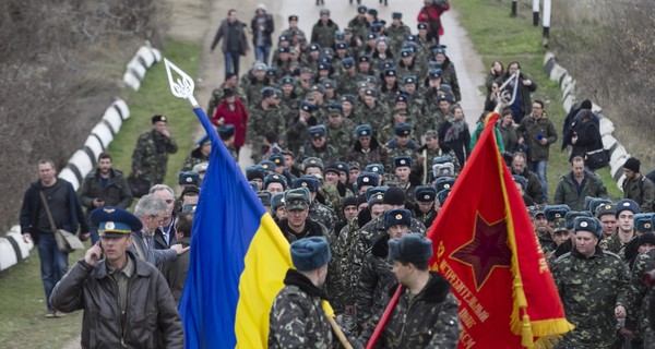 В Крыму разоружаются воинские части, а спикер улетел в Москву