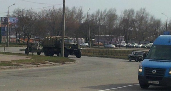 По Запорожью двигалась колонна военной техники