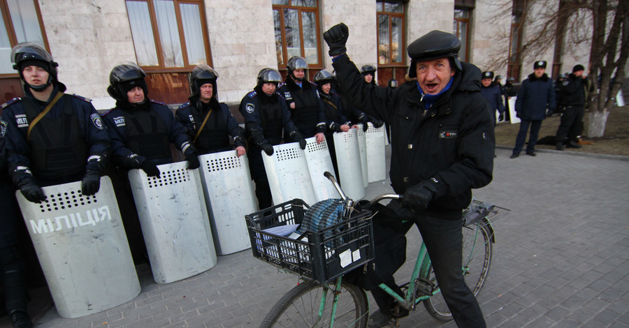 В Донецке штурмовали администрацию и меняли флаги