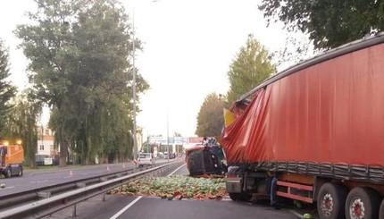 фура с арбузами попала в ДТП