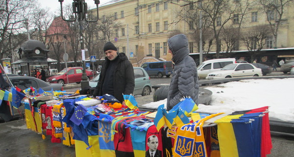 Львовяне дарят желто-голубые букеты и подвески с 