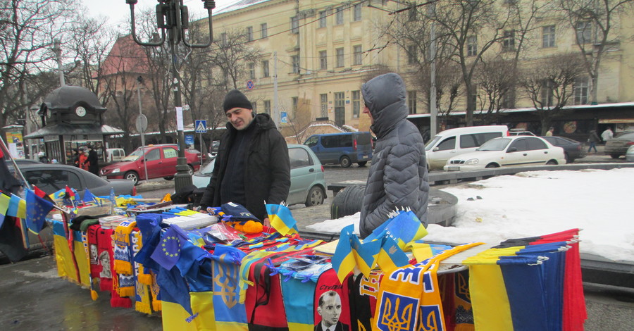 Львовяне дарят желто-голубые букеты и подвески с 