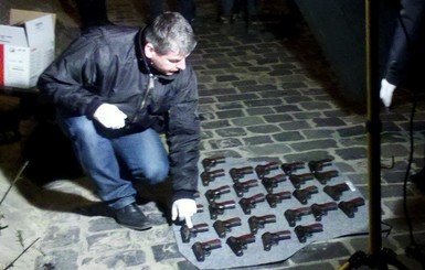 Во Львове возле мусорных баков нашли 54 пистолета