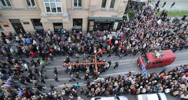 Во Львове несколько тысяч горожан прошлись крестным ходом