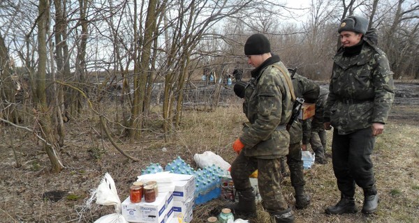 Жители Донбасса помогают армии медом и дровами