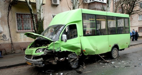 В Николаеве лихач на иномарке разбил два автобуса