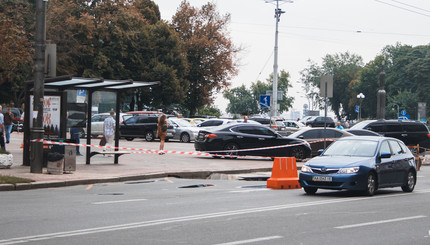 В Киеве на Арсенальной снова провалился асфальт