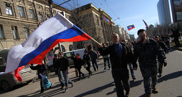 В Донецке митингующие опять перекрыли дорогу