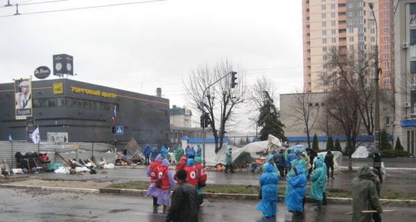 Люди в Луганском СБУ ждут новостей из Донецка