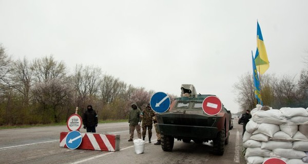 В Запорожье участники двух митингов забрасывают друг друга пиротехникой и яйцами