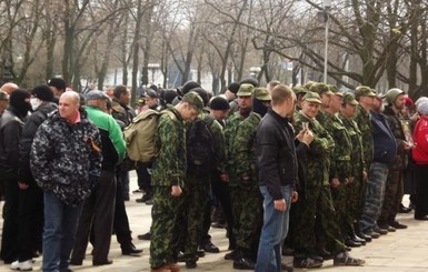 Митингующие у Луганского СБУ ждут ответа на ультиматум губернатору