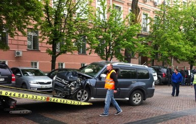 В Киеве внедорожник врезался в авто СБУ