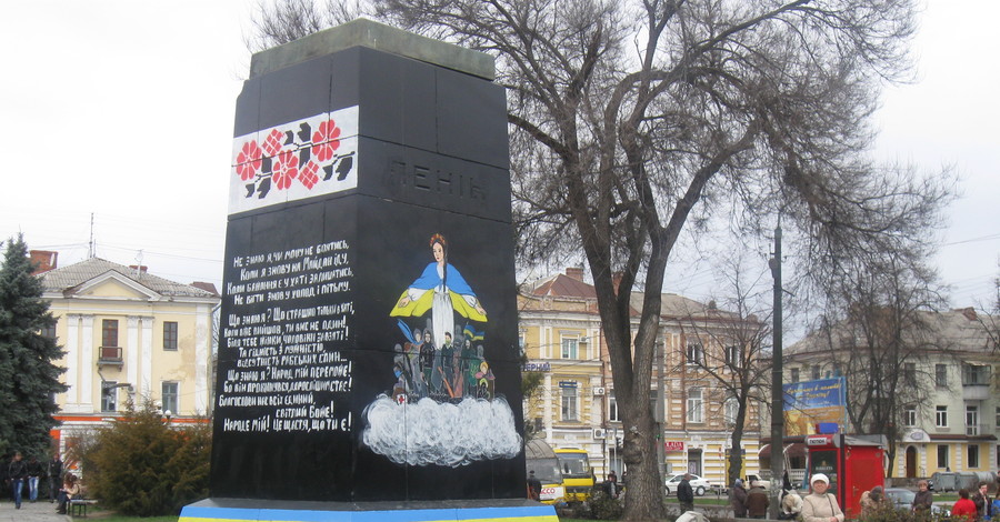 Постамент Ленина в Полтаве могут дополнить башней, часовней или пограничным столбом