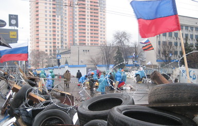 В Луганске митингующие укрепляют баррикады и организовывают наблюдательные посты