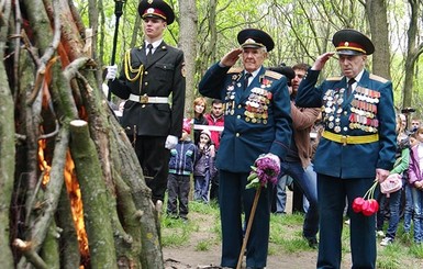 Во Львове возле Марсового поля собираются ветераны