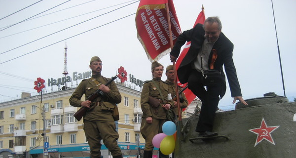 В Луганске встречали 9 мая под охраной людей с автоматами