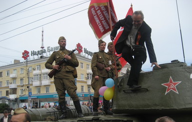 В Луганске встречали 9 мая под охраной людей с автоматами