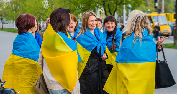 Запорожцев зовут на парад флагов и фотосессию с броневиком