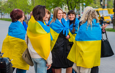 Запорожцев зовут на парад флагов и фотосессию с броневиком