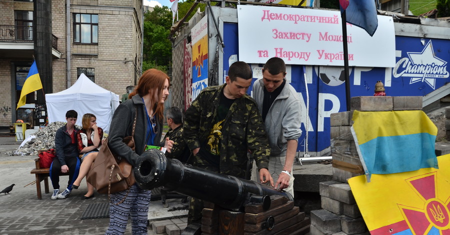 На Майдане вооружились пушкой