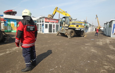 В Киеве на Оболонском проспекте начинают сносить МАФы