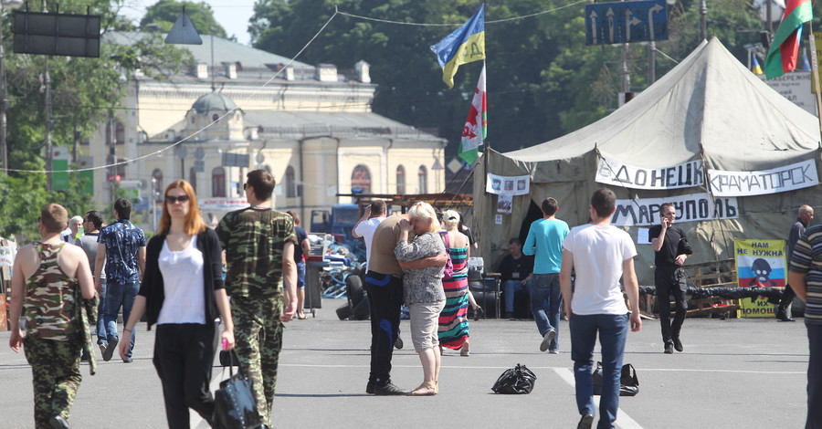 Жители киевского Майдана Незалежности идут голосовать с оружием